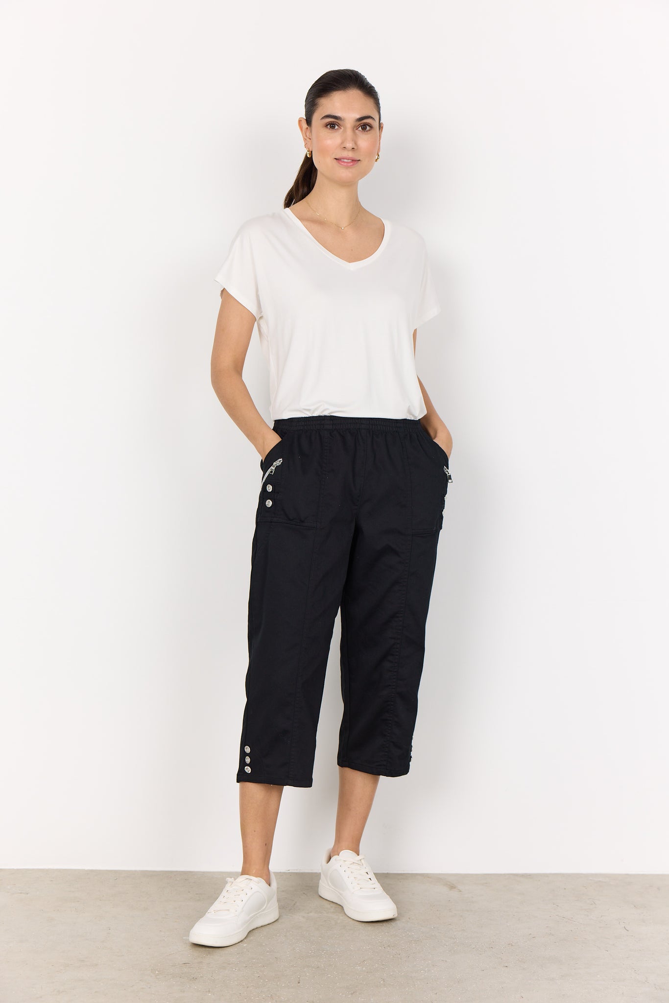 Akila Cotton Blend Capri (Black)