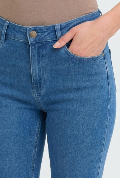 Elli Stretch Denim Capri (Medium Blue)