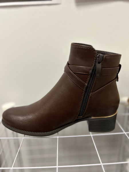 Becka Good Accent Boot (Brown)